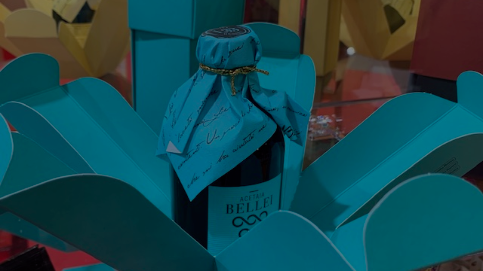 <p>Ideale per la regalistica aziendale, l’aceto balsamico di Modena di Acetaia Bellei è disponibile in gift box in carta, senza punti colla, quindi anche riciclabili</p>
